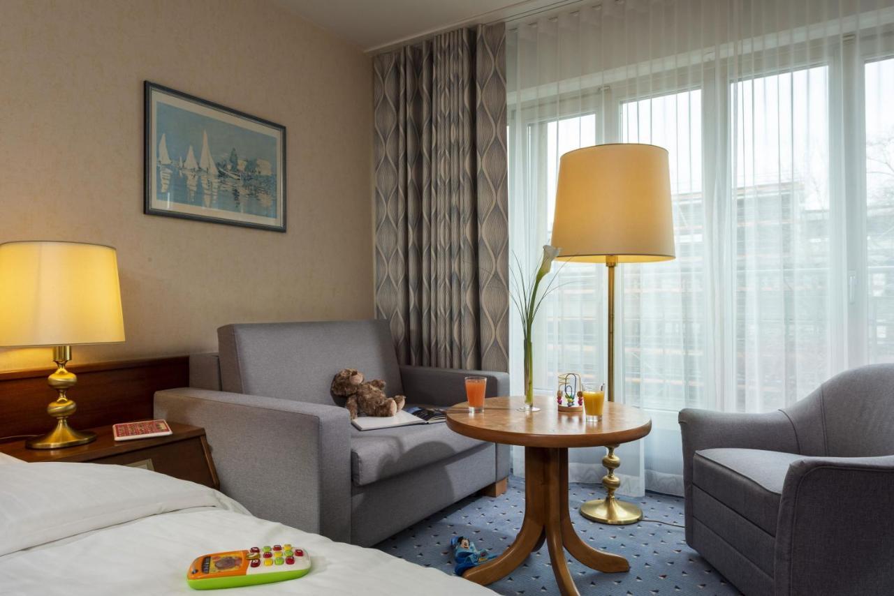 Maritim Hotel Koln Exterior foto Room at the hotel