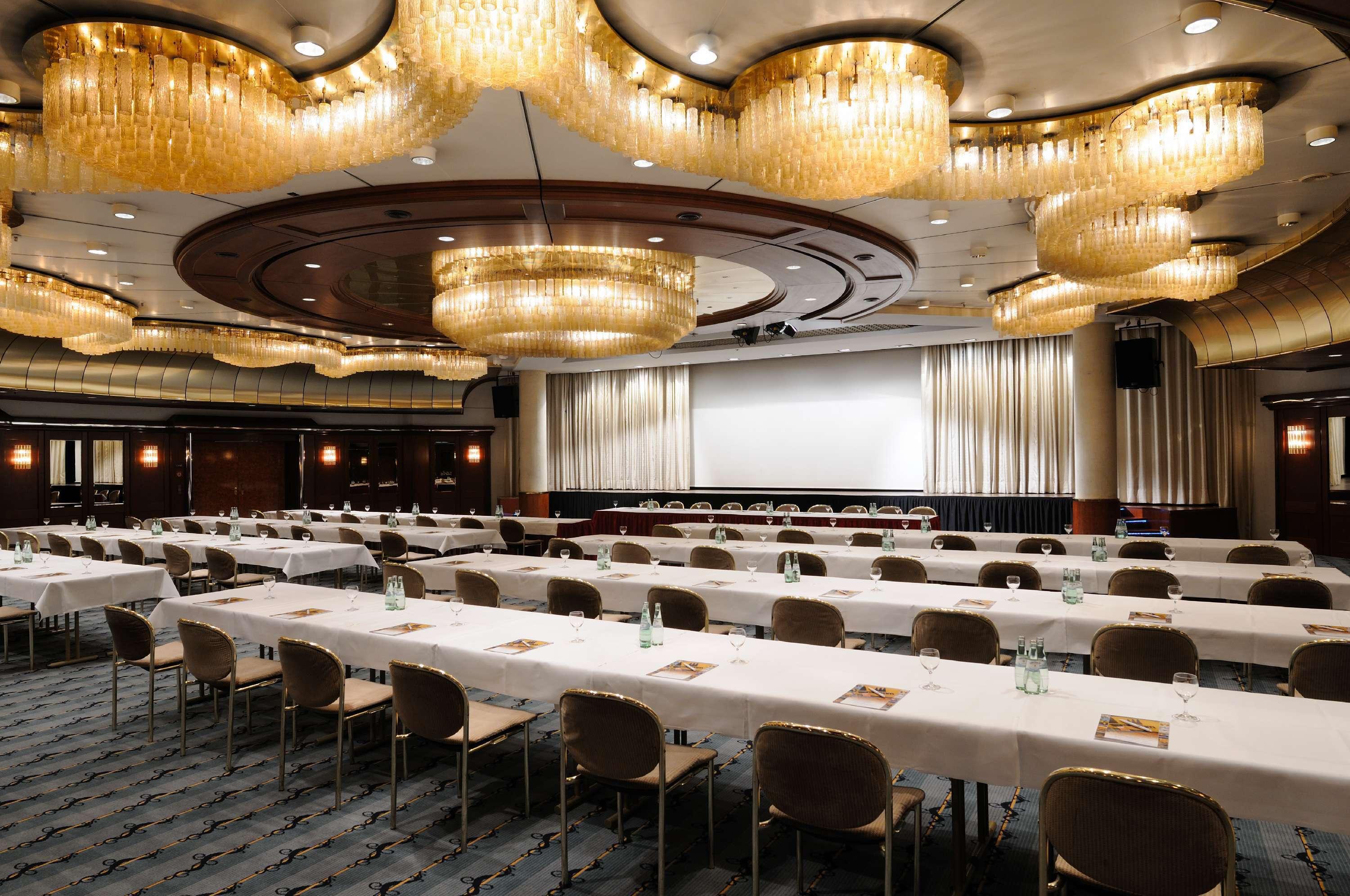 Maritim Hotel Koln Exterior foto The ballroom of the Queen Mary