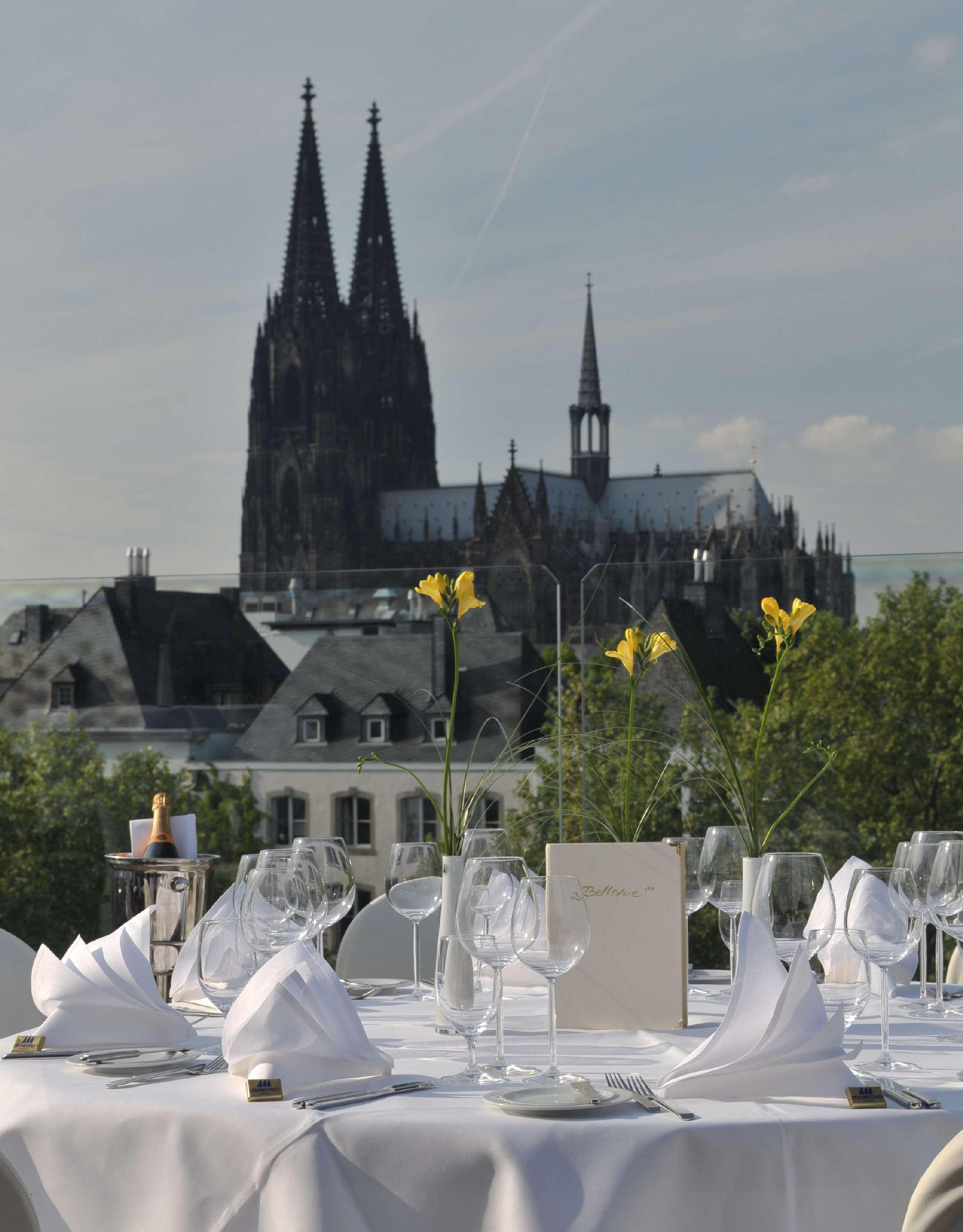 Maritim Hotel Koln Exterior foto The view of the Cologne Cathedral from the terrace of the Hotel Bella Vista