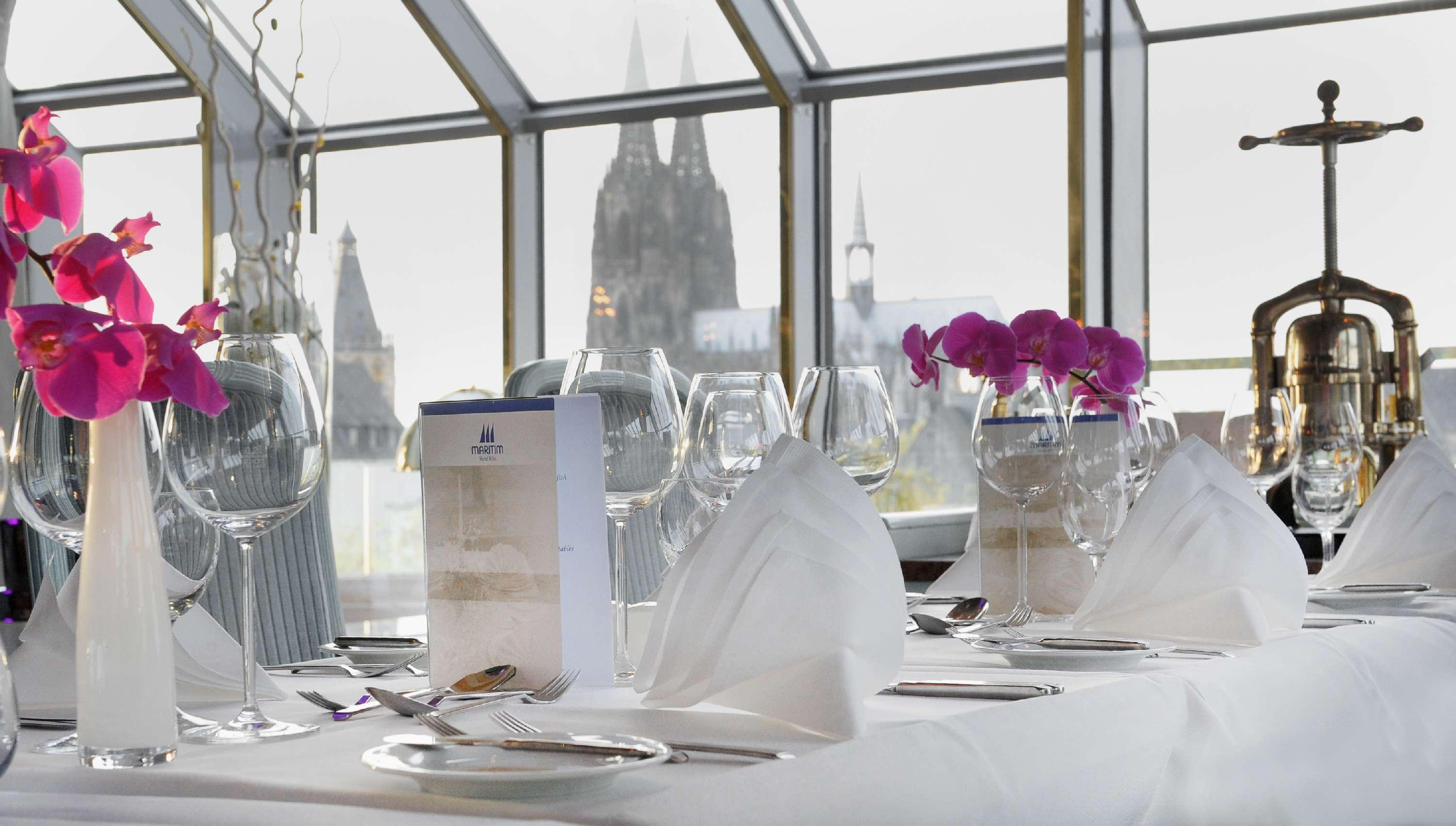 Maritim Hotel Koln Exterior foto The view from the restaurant