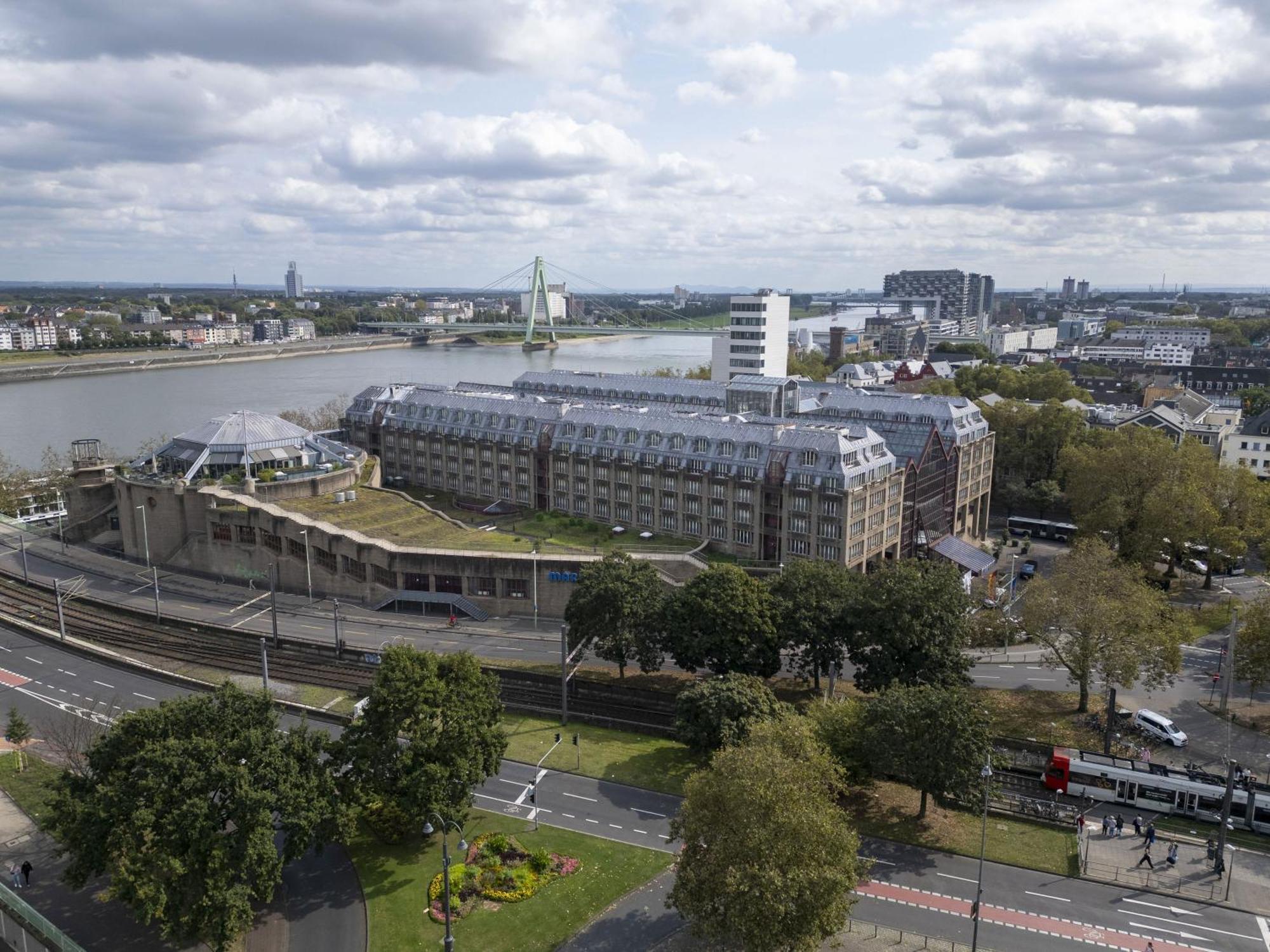 Maritim Hotel Koln Exterior foto The hotel from the air