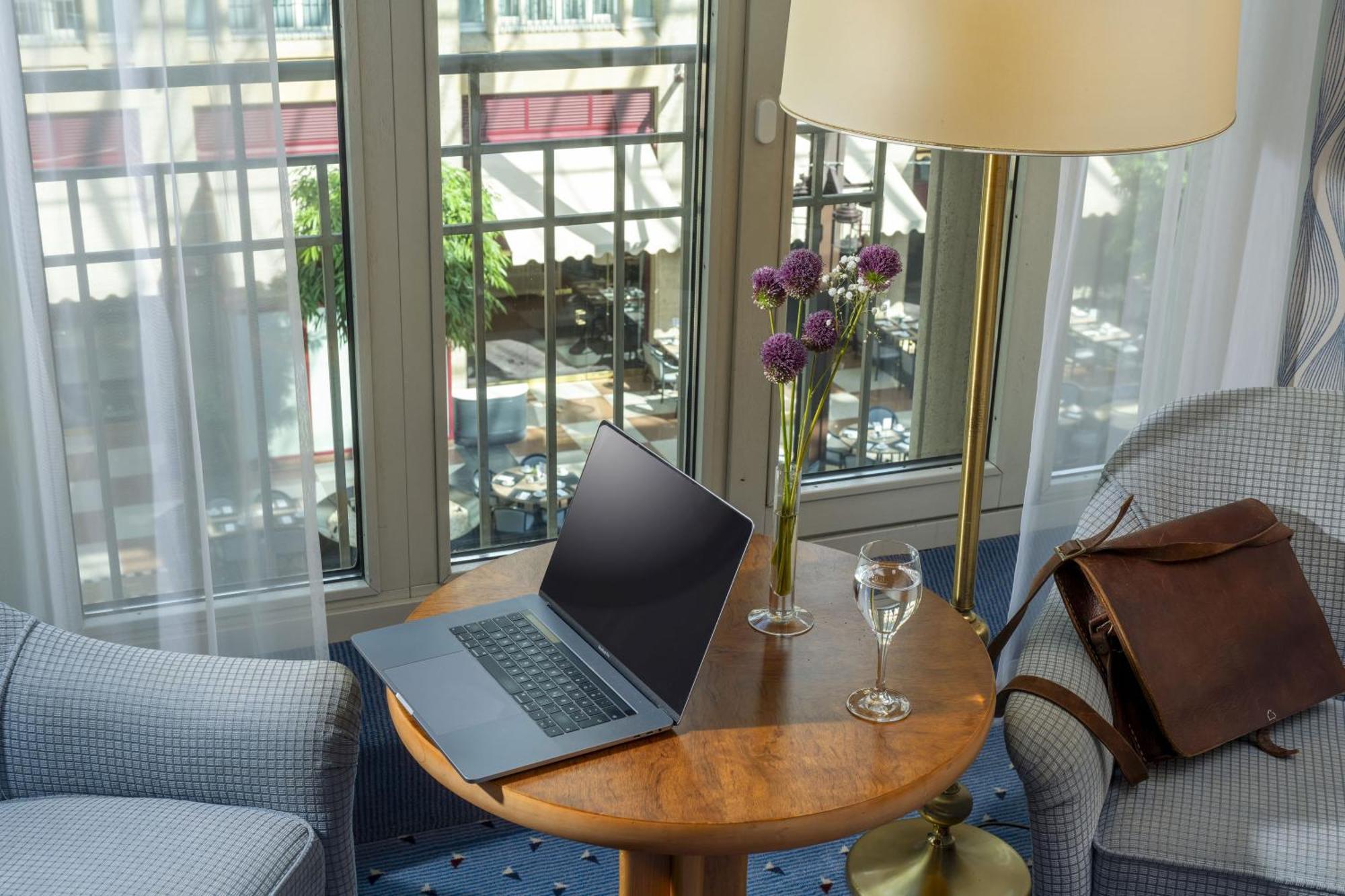 Maritim Hotel Koln Exterior foto A room at the hotel