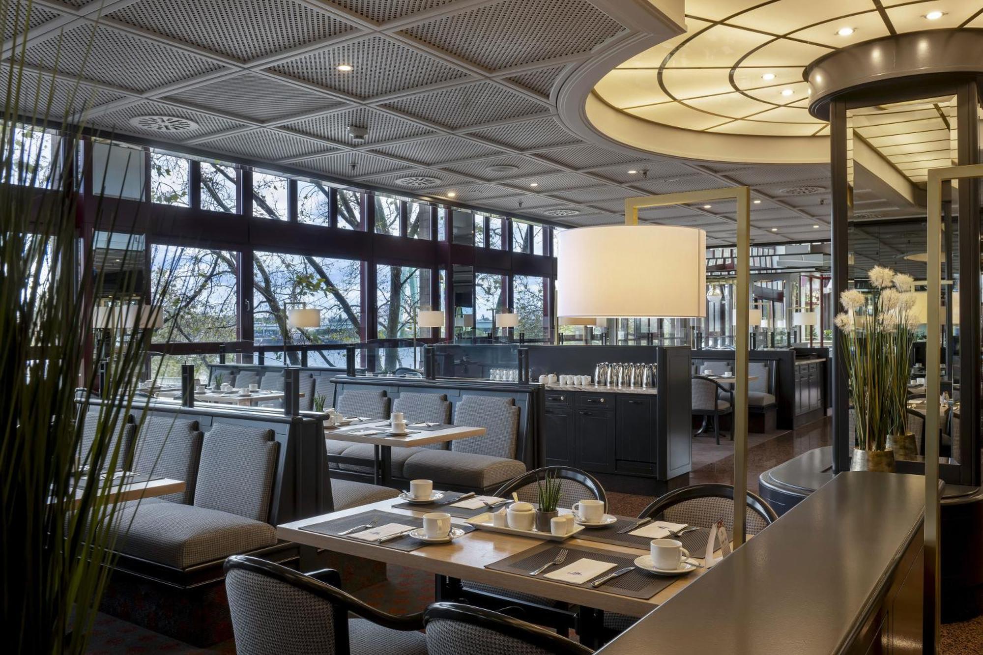 Maritim Hotel Koln Exterior foto The interior of the restaurant