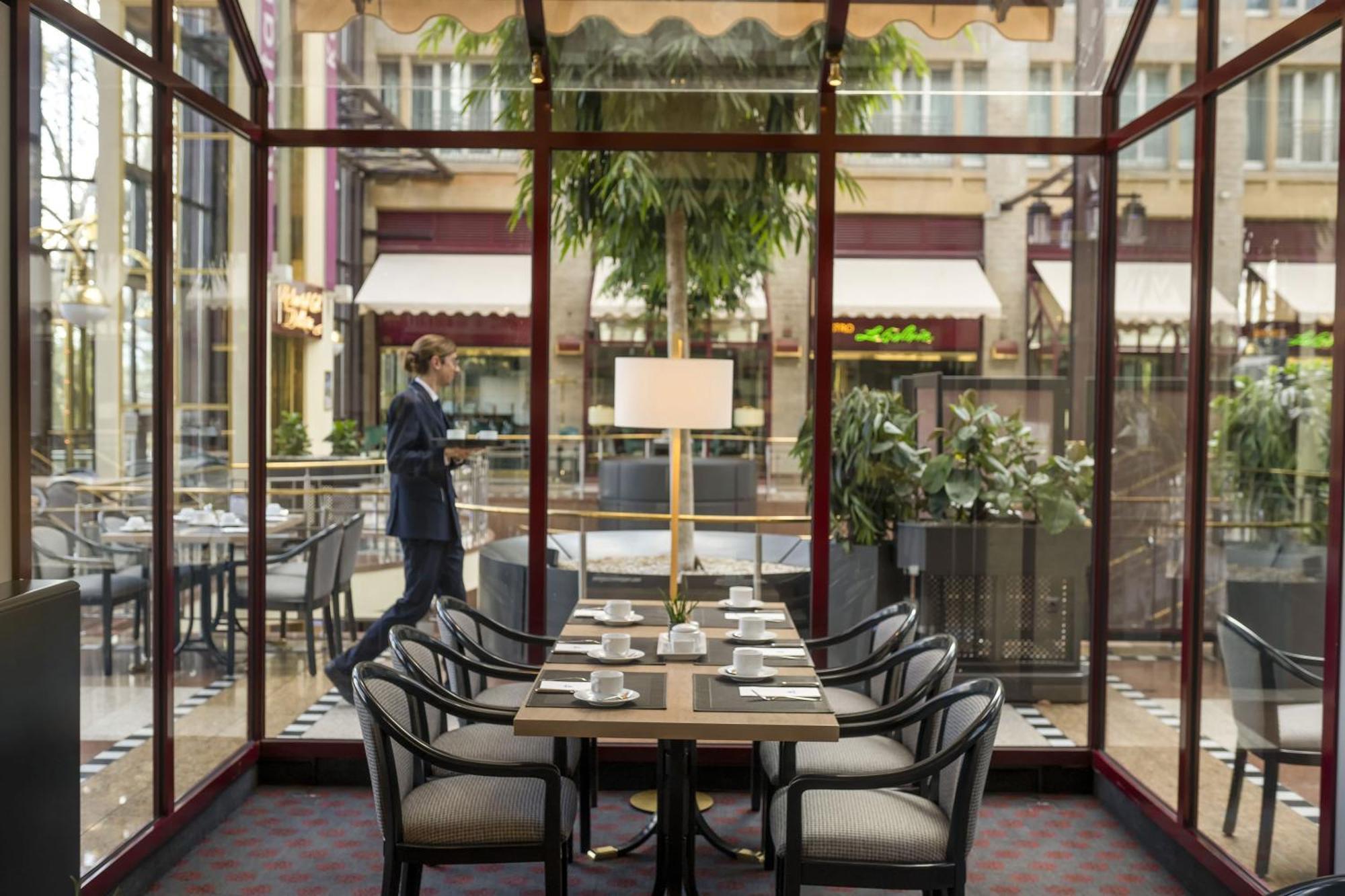 Maritim Hotel Koln Exterior foto The restaurant