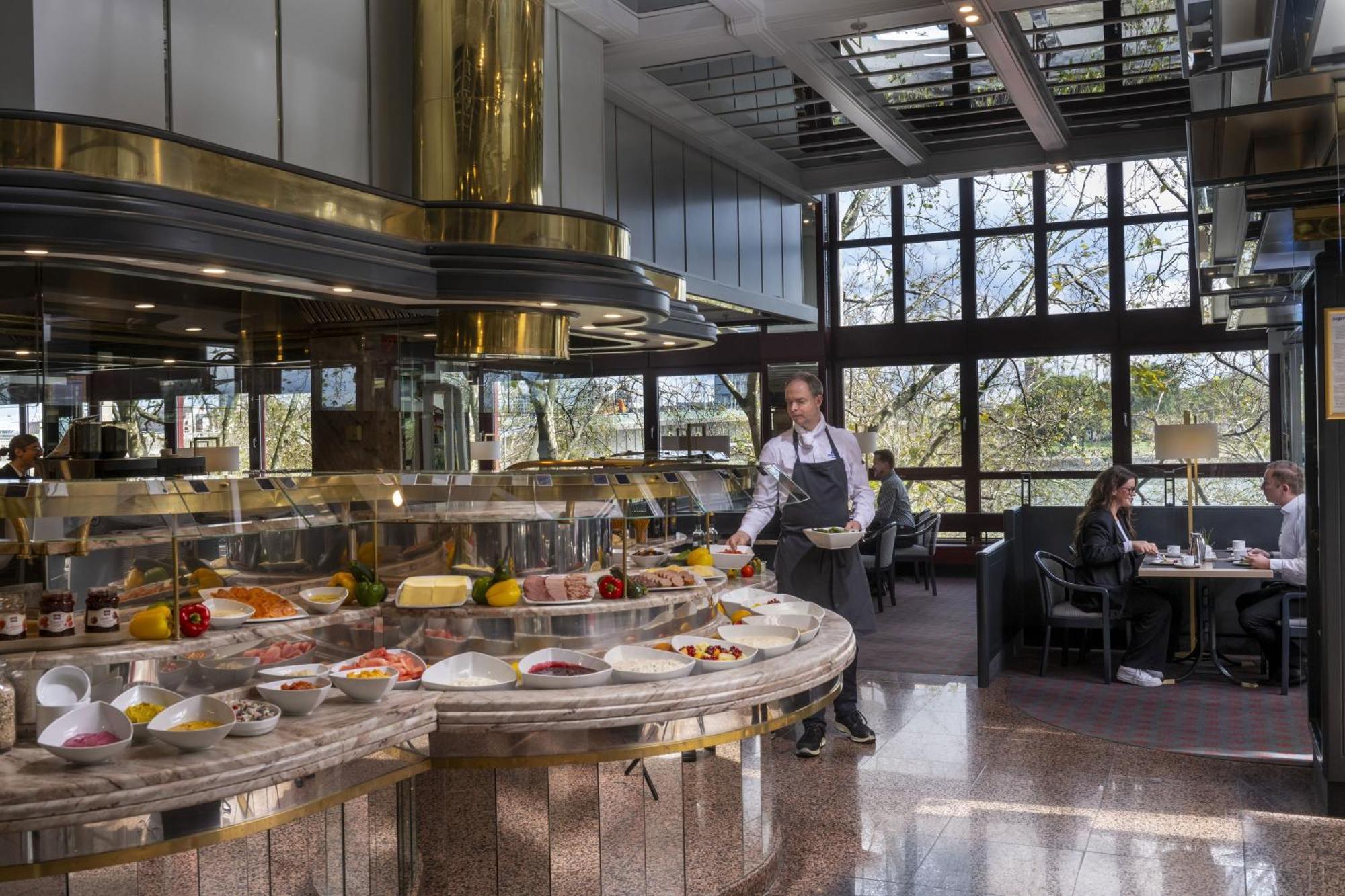 Maritim Hotel Koln Exterior foto Breakfast buffet at the hotel